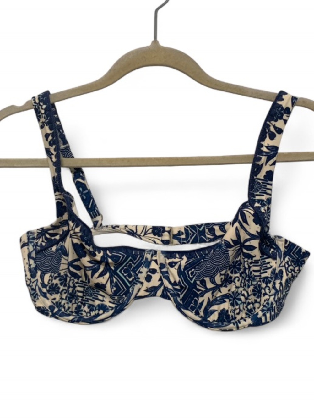 NWT Abercrombie and Fitch Blue and White Printed Underwire Swim Top